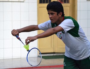 São utilizados peteca e raquete no badminton (Foto: Felipe Martins/GLOBOESPORTE.COM)