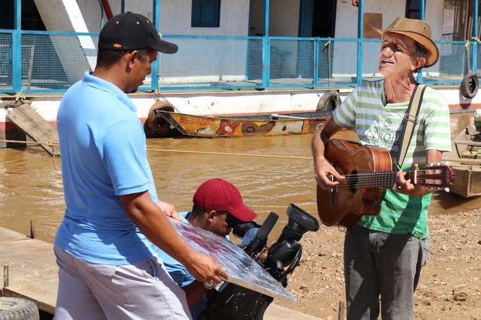 Cantador Reginaldo Bello conta histórias sobre os vapores do São Francisco (Foto: TV Bahia) Cantador Reginaldo Bello conta histórias sobre os vapores do São Francisco (Foto: TV Bahia)