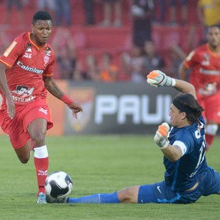 Bruno Paulo reclama de falta Cássio na derrota para o Corinthians