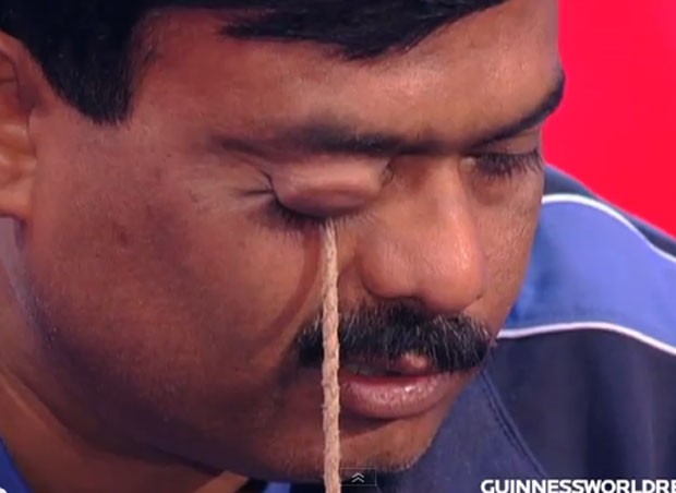 Satyajit Hota ergueu 3,40 quilos com a pálpebra do olho direito (Foto: Reprodução)
