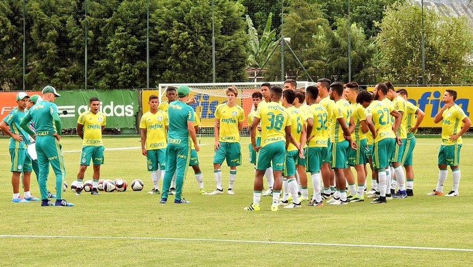Com garotos da base, Eduardo Baptista faz treino tático no Palmeiras