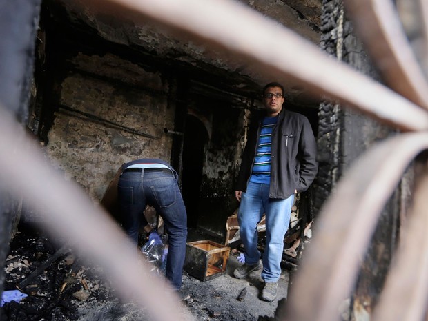 Boate no Cairo, no Egito, ficou destruída após ser alvos de coquitéis molotov nesta sexta-feira (4) (Foto: Amr Nabil/AP)