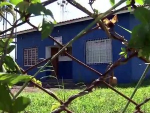 Base da GM em Tatuí está abandonada e cheia de mato alto (Foto: Reprodução/TV TEM)