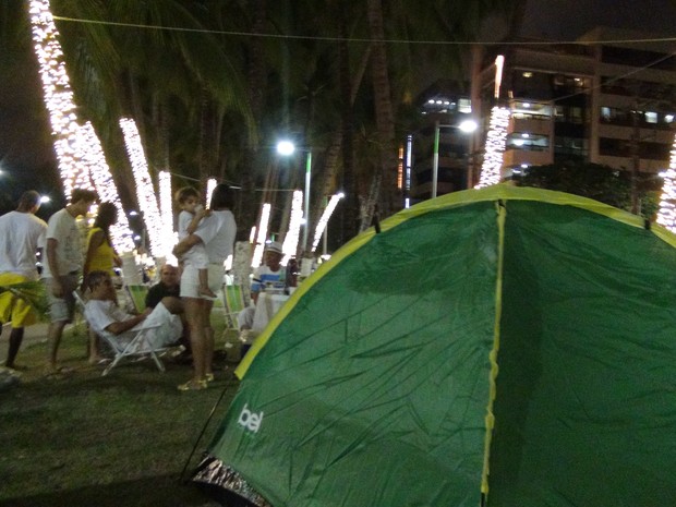 Família leva barraca para passar primeiro dia do ano na orla de Maceió (Foto: Micaelle Morais/G1)