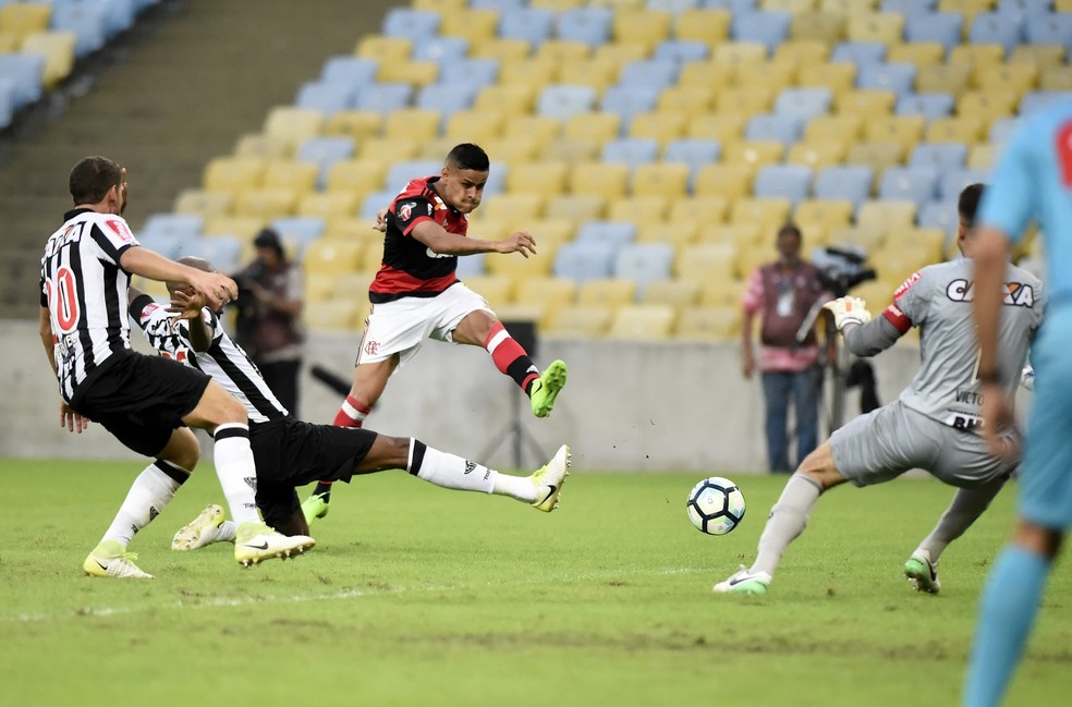 Flamengo e Atlético-MG fizeram um jogo muito movimentado, mas o empate por 1 a 1 persistiu até o fim (Foto: André Durão)