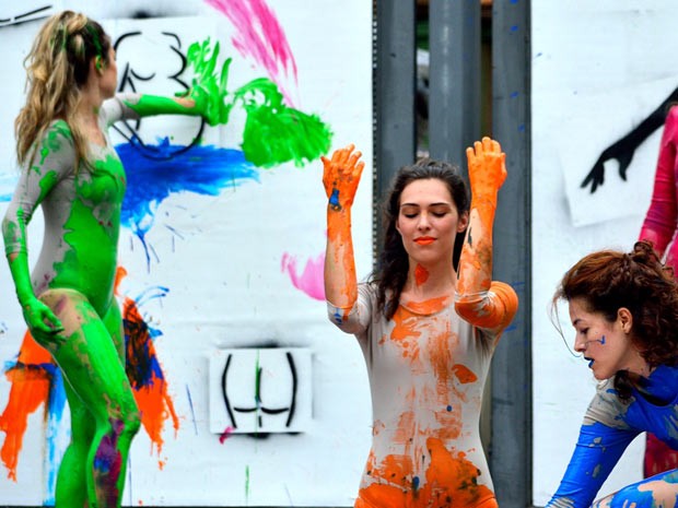Performance mistura dança, artes cênicas e pintura com o próprio corpo (Foto: Roni Adame/ Divulgação)