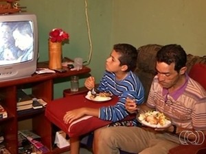 Agora pai e filho fazem refeições em casa, em Luziânia (Foto: Reprodução/TV Anhanguera)