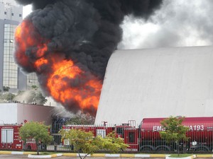 Fogo e fumaça são expelidos de auditório do Memorial da América Latina durante incêndio (Foto: Alex Silva/Estadão Conteúdo)
