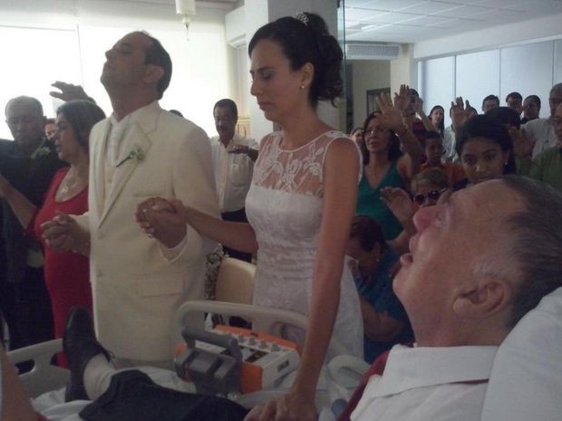 Iana contou participou da cerimônia de mãos dadas com o pai (Foto: Hospital São Lucas)