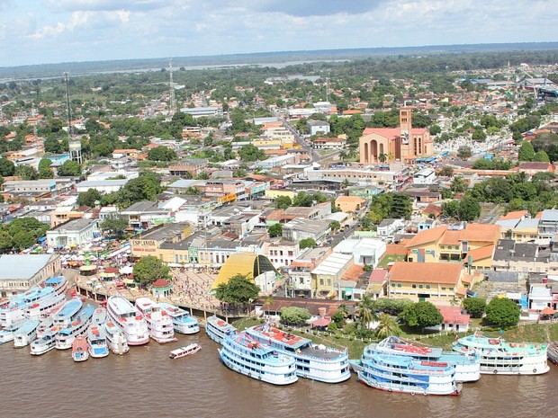 Porto da cidade recebeu muitos barcos vindos de outros municípios (Foto: Frank Cunha/G1 AM)