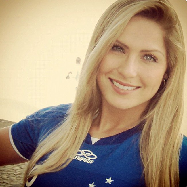 Ex-BBB Renatinha visita treino do Cruzeiro e causa furor na Toca II