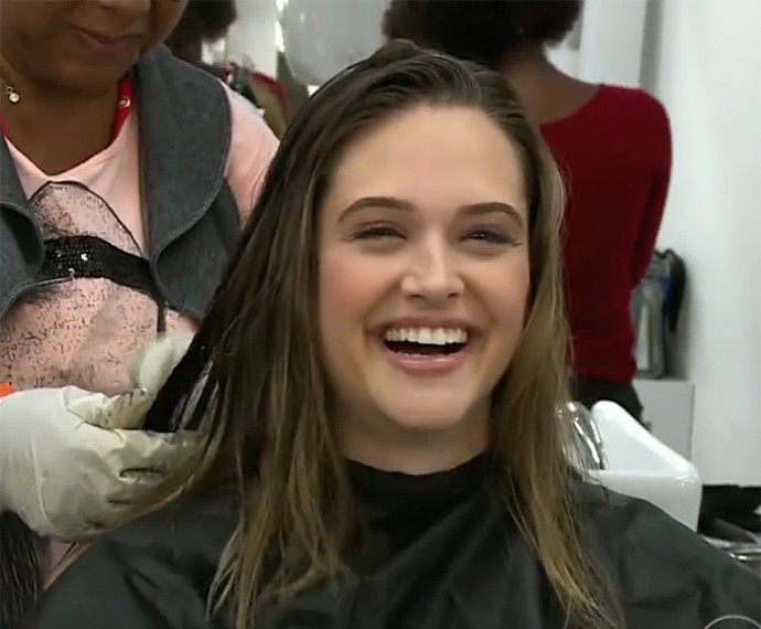 Juliana Paiva tinge os cabelos para a novela 'Totalmente Demais' (Foto: Vídeo Show / Gshow)