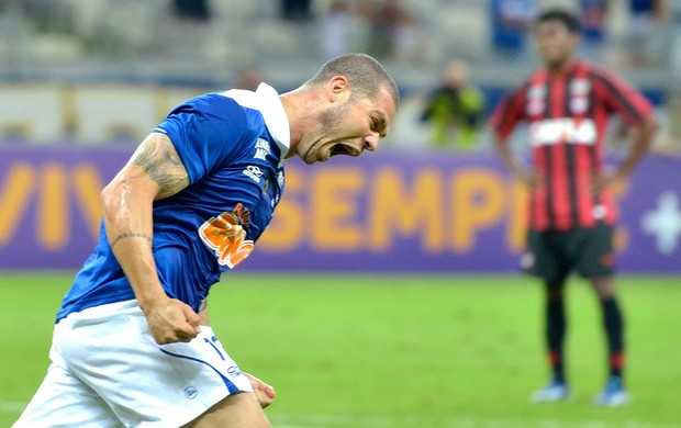 Nilton comemora gol do Cruzeiro contra o Atlético-pr (Foto: Uarlen Valerio / Agência estado)