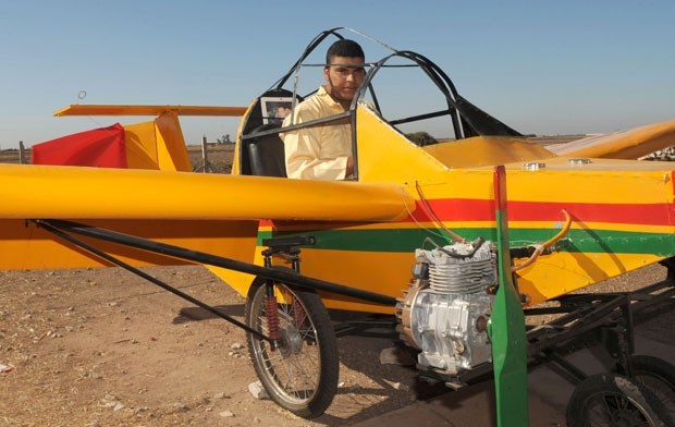 Em 2012, o marroquino Mohamed Mahmedin  exibiu  um pequeno avião que construiu em sua casa em Berrechid, perto de Casablanca, em Marrocos. Segundo Mahmedin, a aeronave alcança a velocidade de 200 Km/h e pode voar a uma altitude de 33 metros (Foto: Abdelhak Senna/AFP)