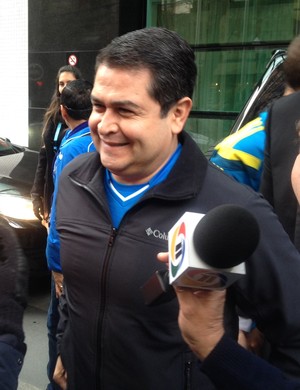 Presidente de Honduras acompanha seleção (Foto: Monique Silva)
