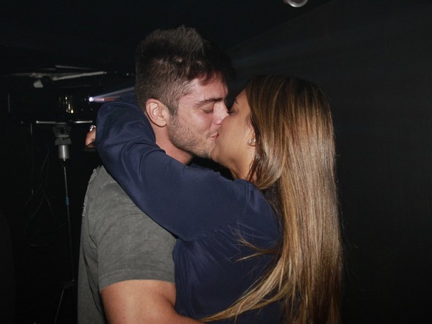 Preta Gil troca beijos com o namorado, Rodrigo Godoy, em evento no Rio (Foto: Isac Luz/ EGO)