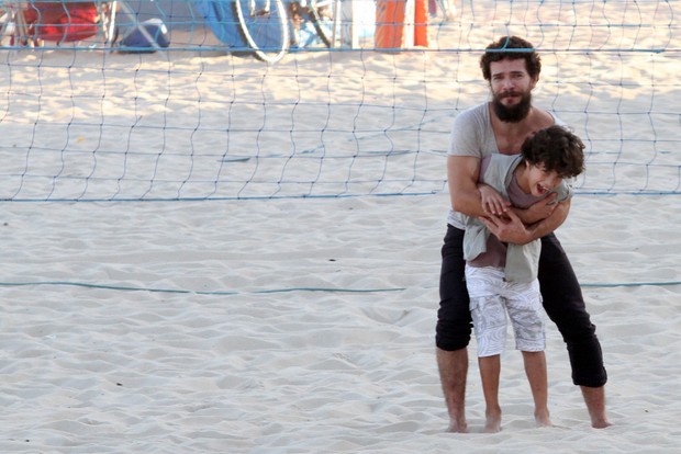 Daniel Oliveira com amigos na praia do Leblon, RJ (Foto: Wallace Barbosa/AgNews)