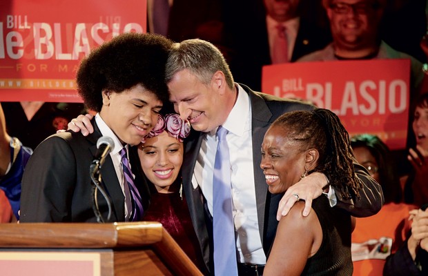 À FLOR DA PELE De Blasio, com a mulher e os filhos, ao vencer as prévias democratas. A família mestiça o ajudou na disputa (Foto: Kathy Willens/AP) À FLOR DA PELE De Blasio, com a mulher e os filhos, ao vencer as prévias democratas. A família mestiça o ajudou na disputa (Foto: Kathy Willens/AP)