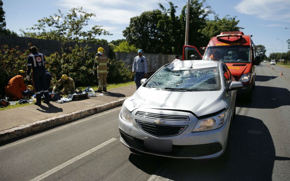 Motorista de 20 anos matou ciclista após atropelamento no Lago Norte, em Brasília (Foto: Corpo de Bombeiros/Divulgação)