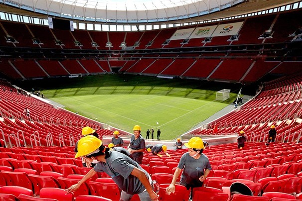 Flamengo x Santos fazem o primeiro jogo oficial no recém-inaugurado estádio Mané Garrincha neste domingo, dia 26 (Foto: Associated Press)
