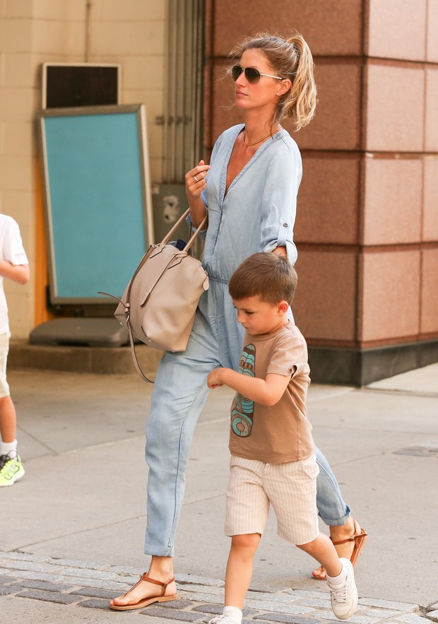 Gisele Bündchen com o filho Benjamin em Boston, nos Estados Unidos (Foto: Grosby Group/ Agência)