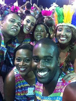 Amilton com os amigos no carnaval de Salvador (Foto: Amilton Amorim/ Arquivo Pessoal) Amilton com os amigos no carnaval de Salvador (Foto: Amilton Amorim/ Arquivo Pessoal)
