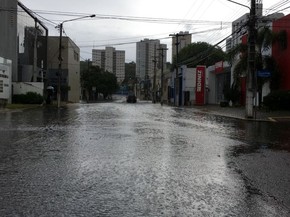 Chuva causou vários pontos de alagamento em Natal (Foto: Filipo Cunha/G1)