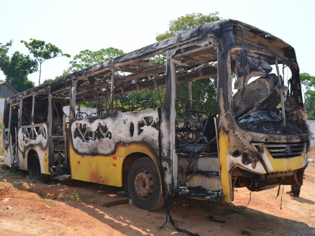Ônibus foi completamente incendiado (Foto: Aline Nascimento/G1)
