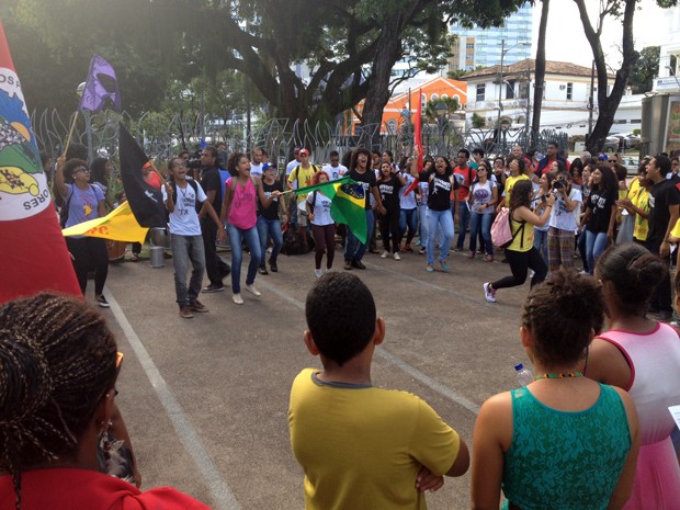 Concentração fazer protesto começou Às 15h, em Frente ao Teatro Castro Alves (Foto: Ruan Melo / G1 Bahia)