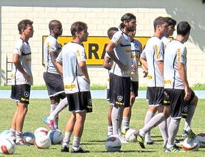 Loco Abreu com os jogadores no treino do Botafogo (Foto: André Casado / Globoesporte.com)