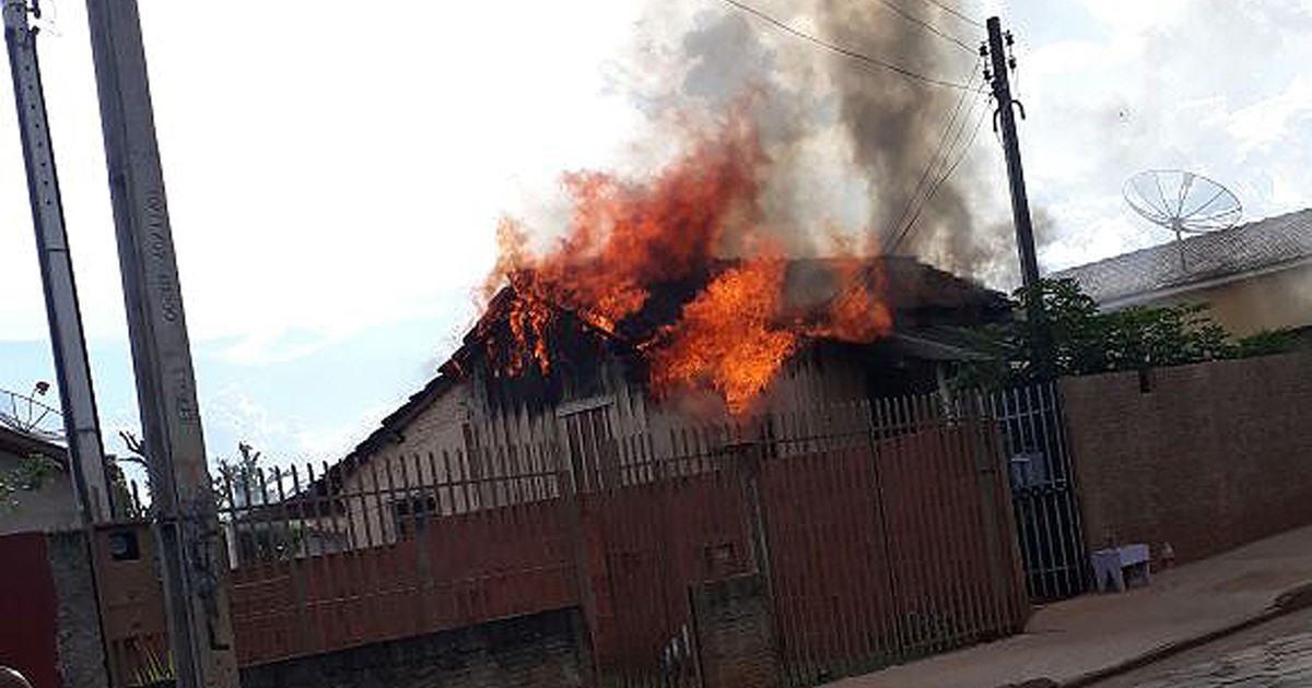 Incêndio destrói residência 'mista' em Presidente Venceslau - Globo.com