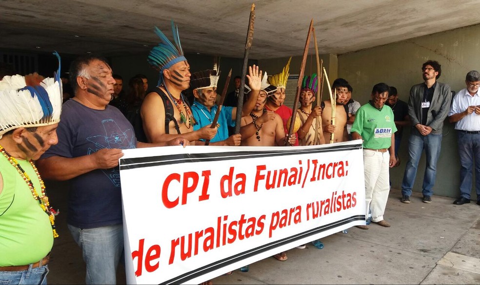 Indígenas protestam do lado de fora da Câmara após serem impedidos de acompanhar a CPI da Funai (Foto: Bernardo Caram/G1)