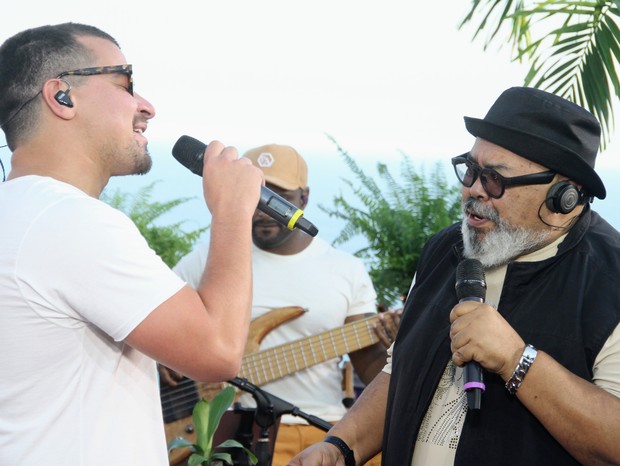 Thiago Martins canta com Jorge Aragão (Foto: Daniel Delmiro/AgNews)