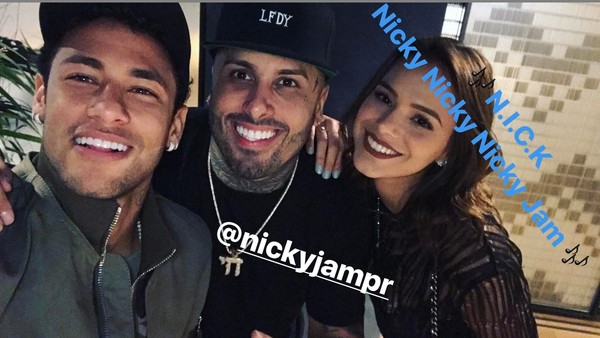 Bruna Marquezine posa com Neymar e o cantor americano Nicky Jam