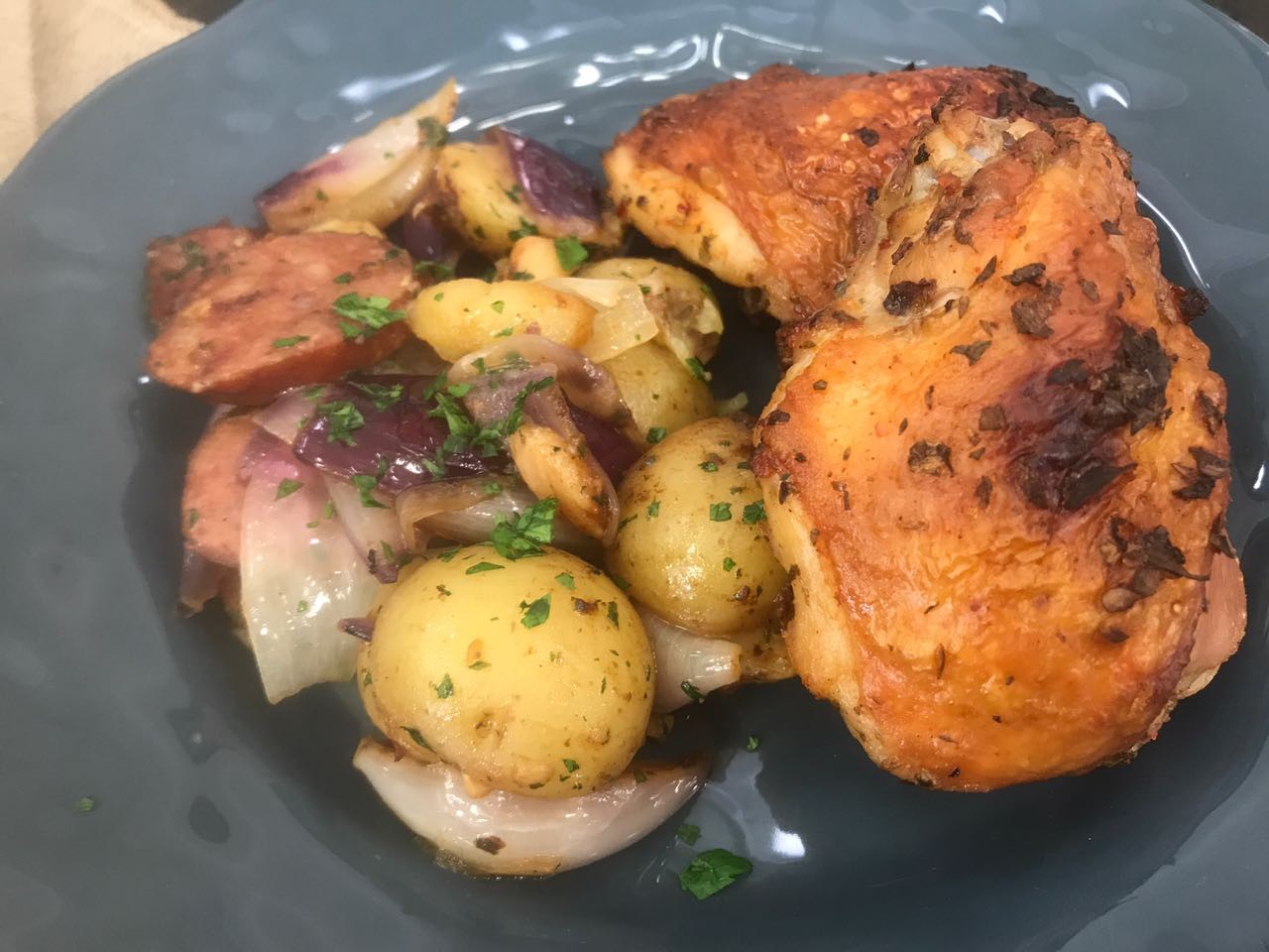 Sobrecoxa de Frango com Batatas e Linguiça