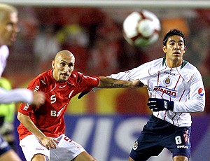 Guinazu Internacional x Chivas (Foto: AFP)