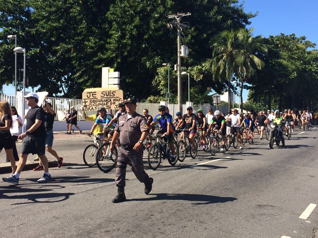 Ciclistas pedelaram no entorno da Lagoa e cobraram mais segurança nas ciclovias (Foto: Matheus Rodrigues/G1)