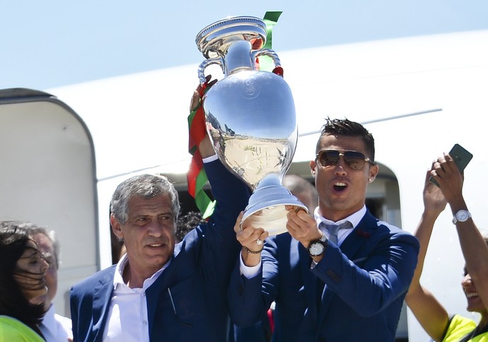 Cristiano Ronaldo desce com a taça (Foto: PATRICIA DE MELO MOREIRA / AFP)