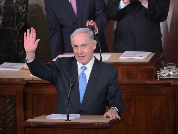 O primeiro-ministro de Israel, Benjamin Netanyahu, acena ao chegar ao Congresso dos EUA para realizar um discurso nesta terça-feira (3) (Foto: Mandel Ngan/AFP)