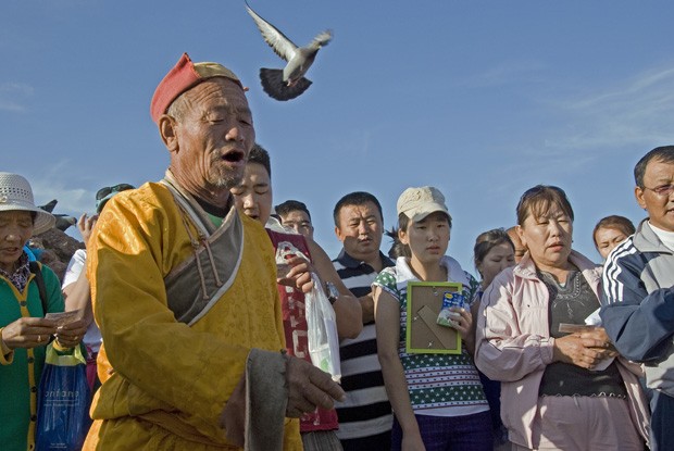 Dirigidos por um monge, peregrinos mongóis cantam músicas compostas pelo santo e poeta Danzan Ravjaa. (Foto: © Haroldo Castro/Época ) Dirigidos por um monge, peregrinos mongóis cantam músicas compostas pelo santo e poeta Danzan Ravjaa. (Foto: © Haroldo Castro/Época )