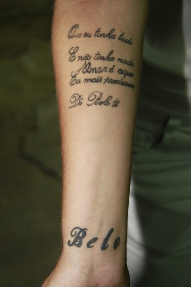 Detalhe de tatuagem de fã do Belo (Foto: Isac Luz/ EGO)