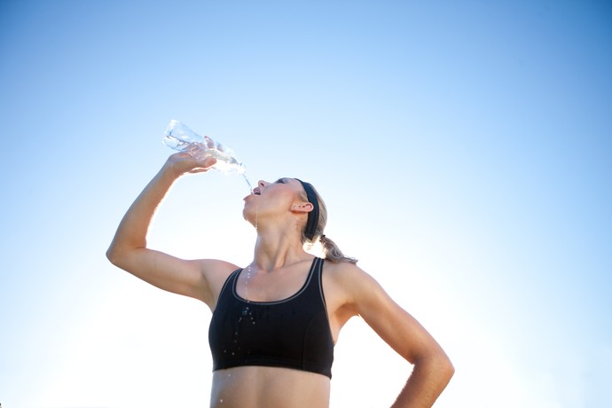 corredora bebendo agua (Foto: Getty Image)