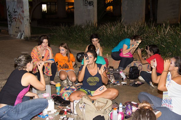 Estudantes da Universidade de Brasília fazem curso de drag queen (Foto: Beatriz Ferraz/Secom UnB)