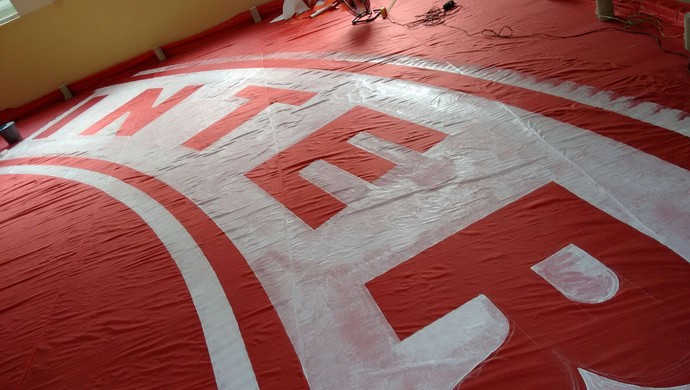 Inte prepara bandeirão para o Beira-Rio (Foto: Inter / DVG) Inte prepara bandeirão para o Beira-Rio (Foto: Inter / DVG)