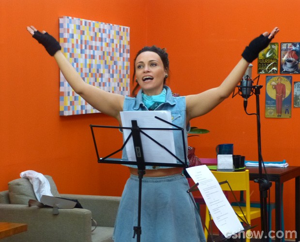 Suzana Pires declara: 'Estou me sentindo a cantora' (Foto: Domingão do Faustão/TV Globo)
