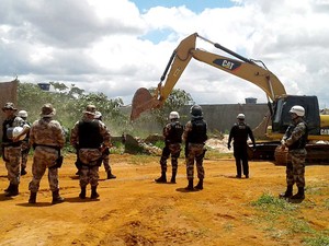 Policiais atuam durante derrubada no condomínio Coopervile, em Taguatinga, no DF (Foto: Jéssica Simabuku/G1)