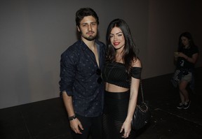 Daniel Rocha e a namorada (Foto: Celso Tavares / EGO)