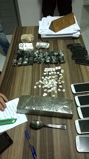 Drogas, aparelhos celulares e chips foram apreendidos com o agente penitenciário (Foto: Batalhão de Choque da PM)