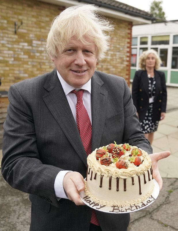 Johnson já havia sido homenageado em uma escola horas antes da celebração em Downing Street (Foto: Andrew Parsons via BBC News)