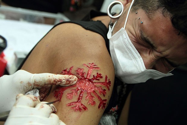 Ulises Jacome cria suas tatuagens usando a técnica de escarificação (Foto: Juan Cevallos/AFP)